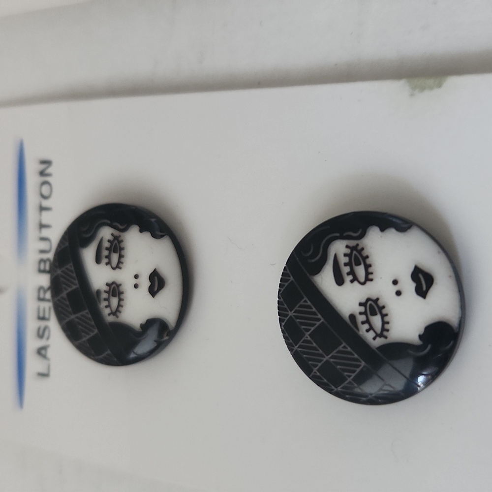 JHB Woman's Face 6 B/W buttons 3/4" - Picture 2 of 4